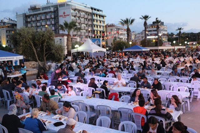 Başkan Günel, Kuşadalılarla iftar sofrasında buluştu