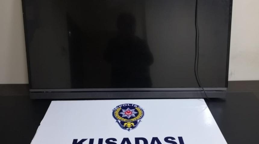 Kuşadası&rsquo;nda aranan hırsızlık ş&uuml;phelisi ile bir dolandırıcılık zanlısı yakalandı