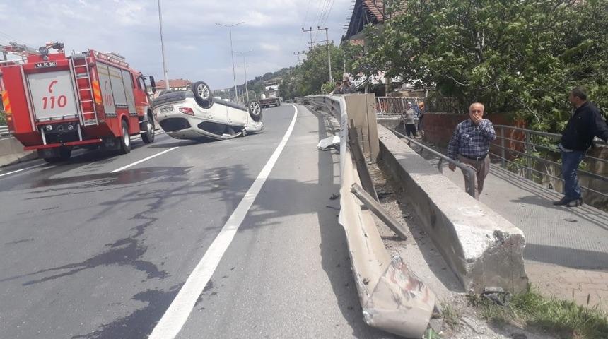 Bariyerlere &ccedil;arpan cip takla attı: 2 yaralı