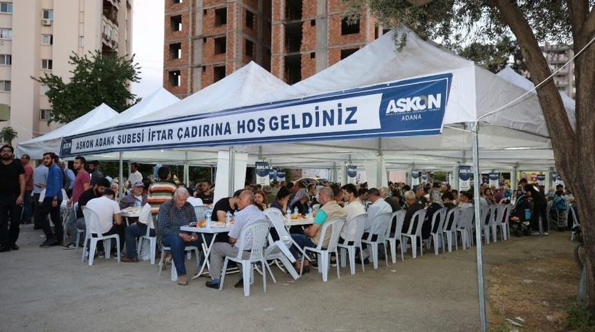 ASKON Adana&rsquo;da g&uuml;nde bin kişiye iftar veriyor