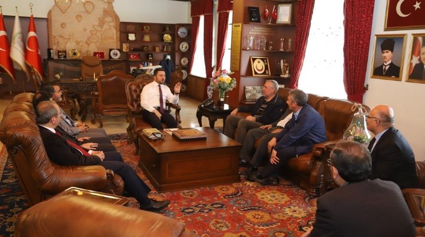 Enderun Eğitim Vakfı, y&ouml;neticileri Belediye Başkanı Arı&rsquo;yı ziyaret etti