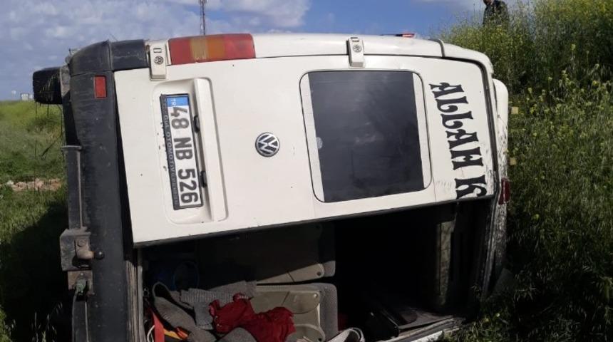 Devrilen minib&uuml;steki 1 kişi yaralandı