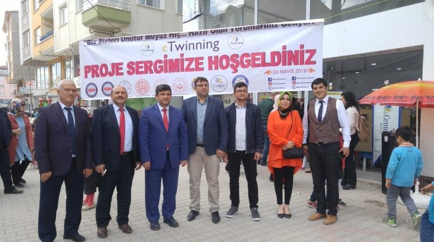 Minikler dedeleri ve nineleriyle birlikte yaptıkları &uuml;r&uuml;nleri sergilediler