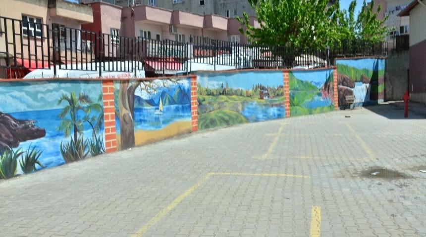 Okul duvarlarını tuvale çevirdiler