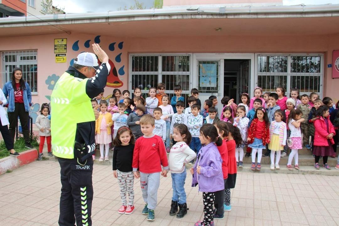 Anaokulu &ouml;ğrencilerine trafik kuralları anlatıldı