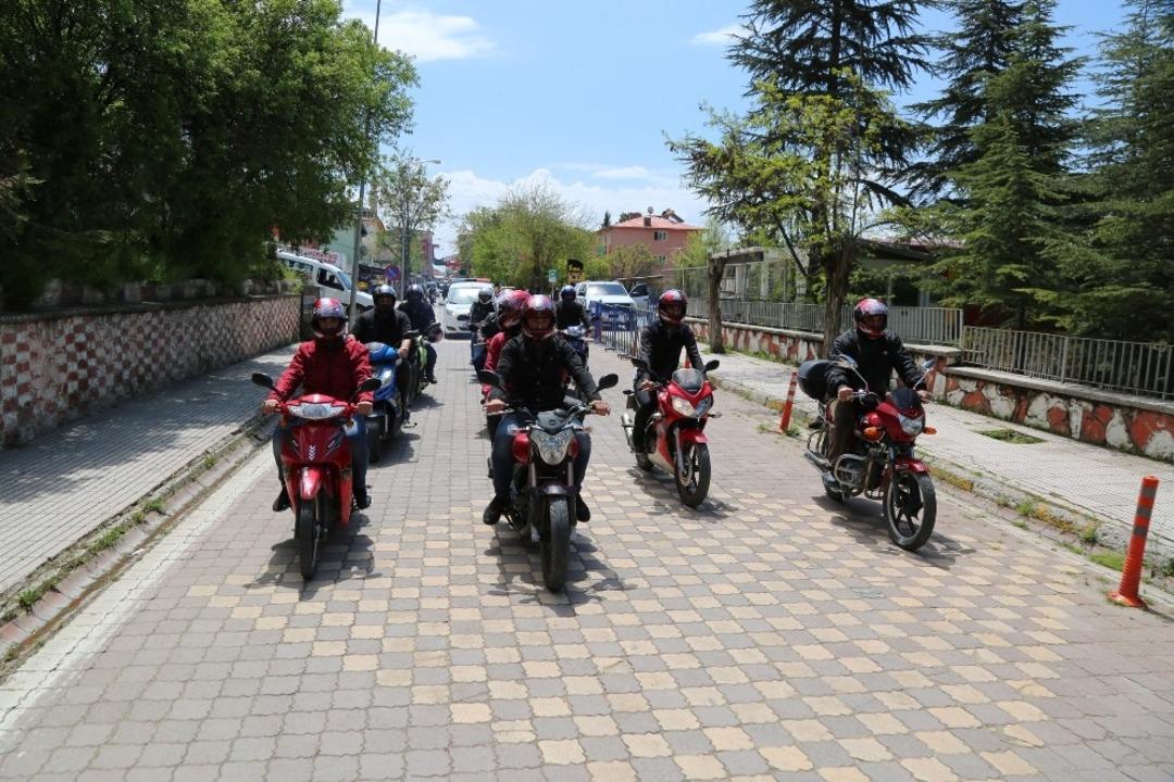 Eğitim aldılar, hediye edilen kasklarla trafiğe &ccedil;ıktılar