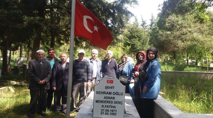 Şehit Adnan Menderes Gen&ccedil; kabri başında dualarla anıldı