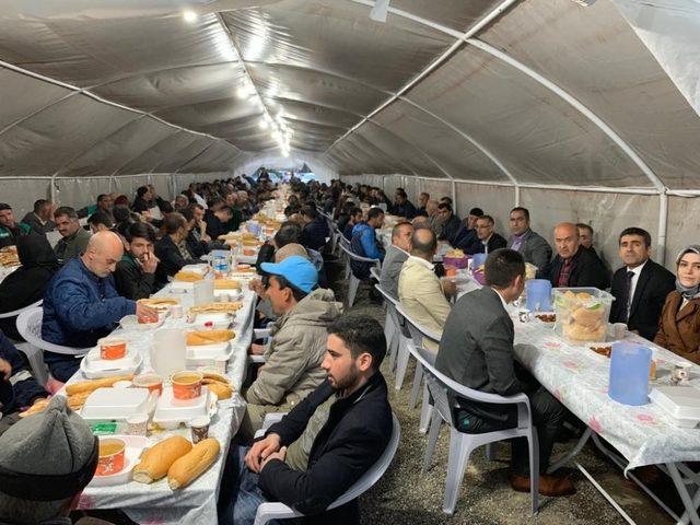 Başkan Arıkan,ilk iftarını çadırda vatandaşlarla yaptı