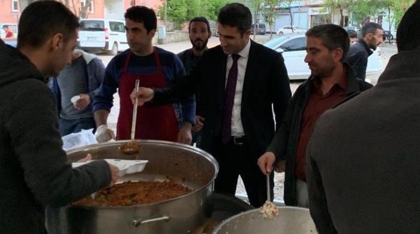 Başkan Arıkan,ilk iftarını &ccedil;adırda vatandaşlarla yaptı
