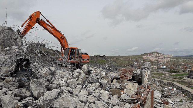 Kars Seyir Tepe yıkıldı