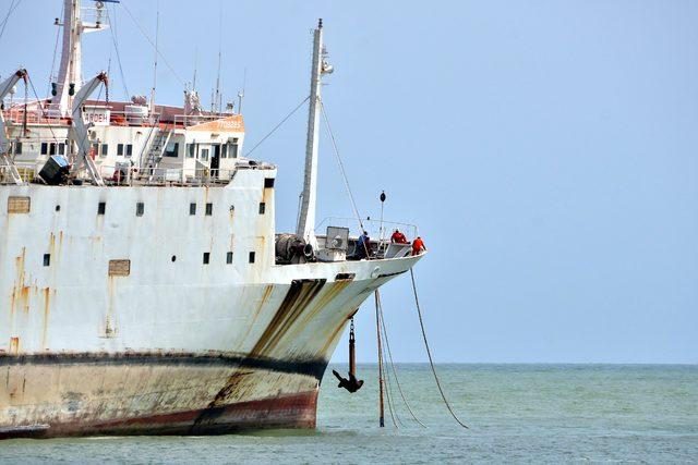Mersin'de karaya oturan gemiyi kurtarma çalışmaları sürüyor