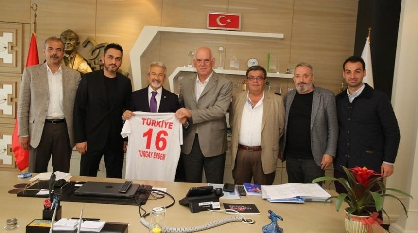 Ey&uuml;poğlu, Başkan Erdem&rsquo;e forma hediye etti