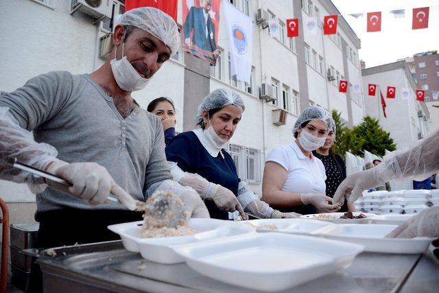 Mersinliler belediyenin iftar sofrasında buluştu