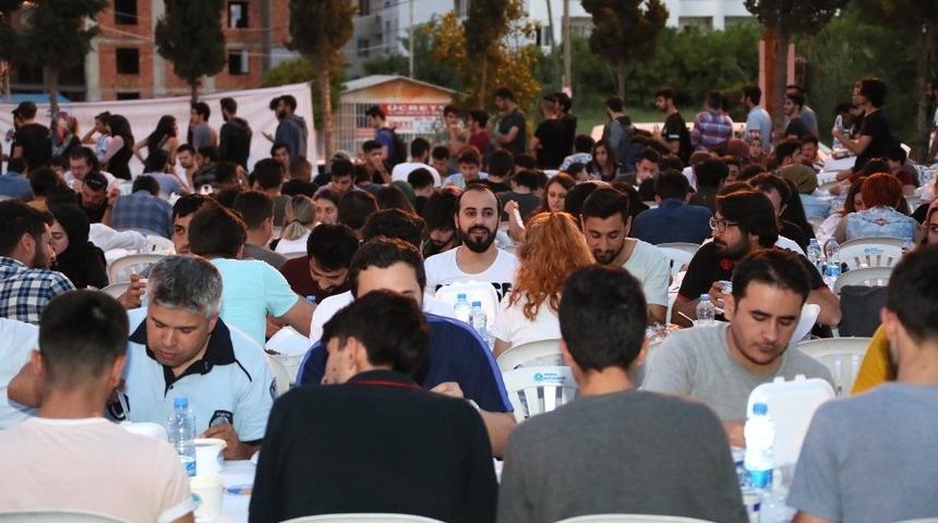 Mersinliler belediyenin iftar sofrasında buluştu