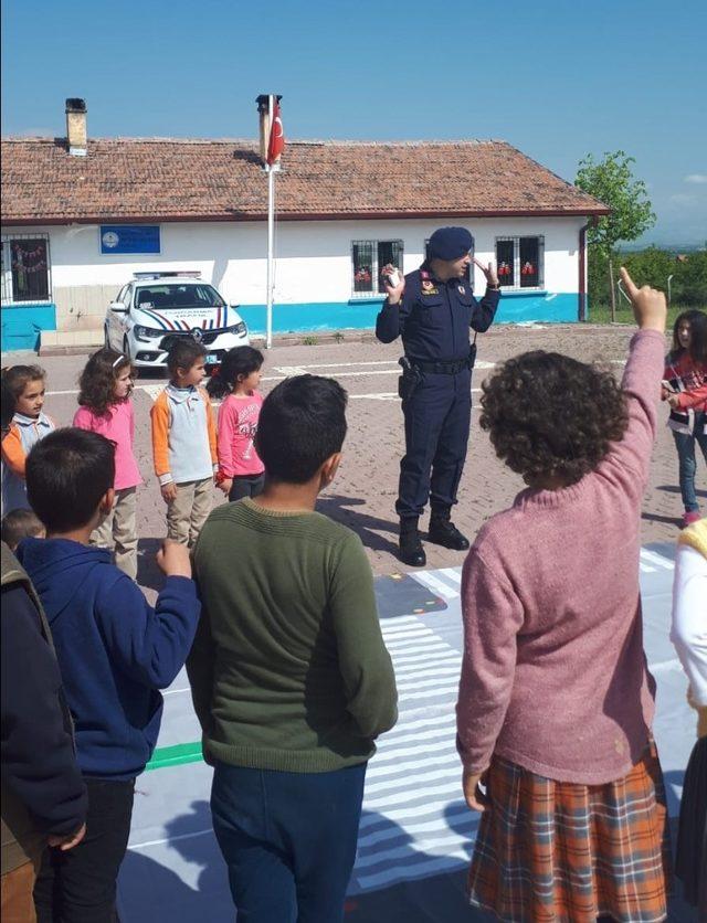 Öğrencilere trafik eğitimi verildi