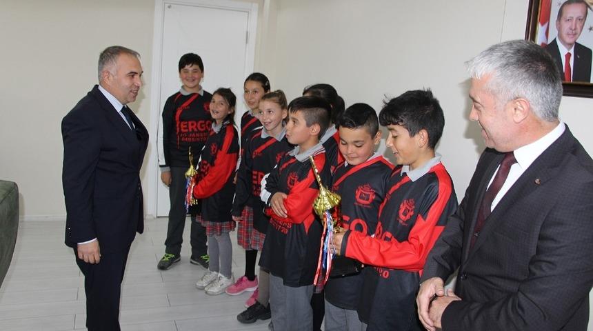 Öğrenciler başarılarını Kaymakam Duru ile paylaştılar