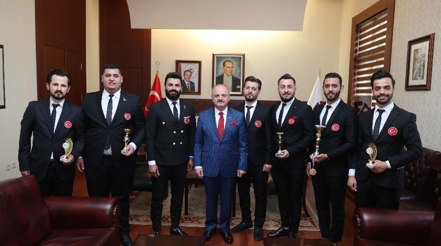 Vali Çakacak, uluslararası yarışmada başarı kuaförleri kabul etti