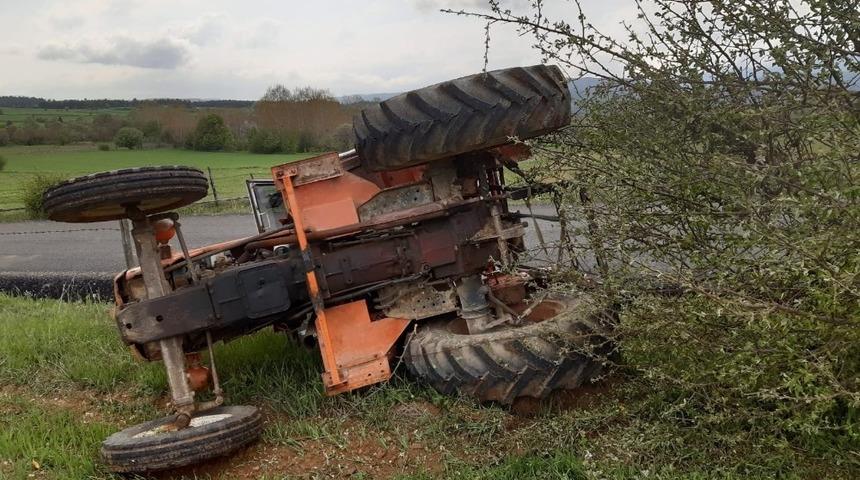 Devrilen traktörün altında kalan iki kişi yaralandı