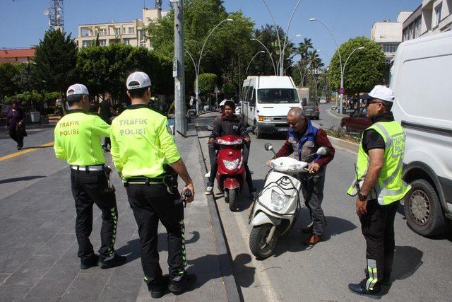 Karayolu Trafik Haftasında motosiklet sürücülerine kask dağıtıldı