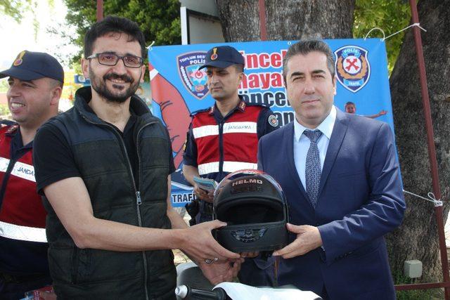 Karayolu Trafik Haftasında motosiklet sürücülerine kask dağıtıldı