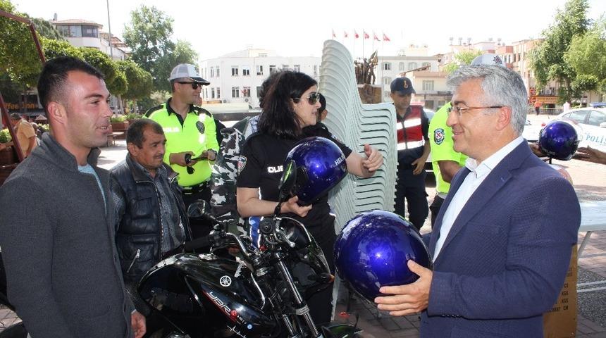 Karayolu Trafik Haftasında motosiklet s&uuml;r&uuml;c&uuml;lerine kask dağıtıldı