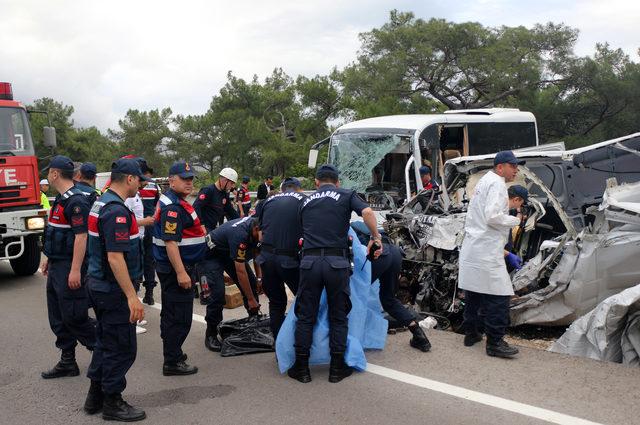 Antalya'da trafik kazası: 1 ölü, 17 yaralı (2- Yeniden)