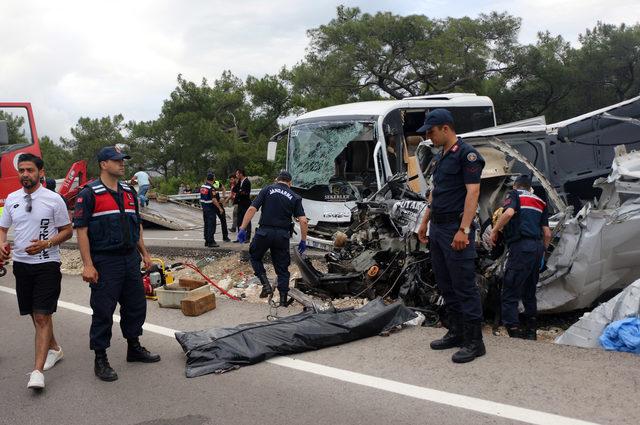Antalya'da trafik kazası: 1 ölü, 17 yaralı (2- Yeniden)