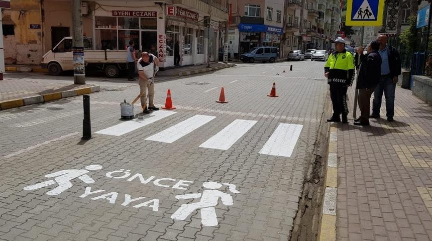 Alaçam’da yaya ve okul geçitlerine "Önce Yaya" görseli