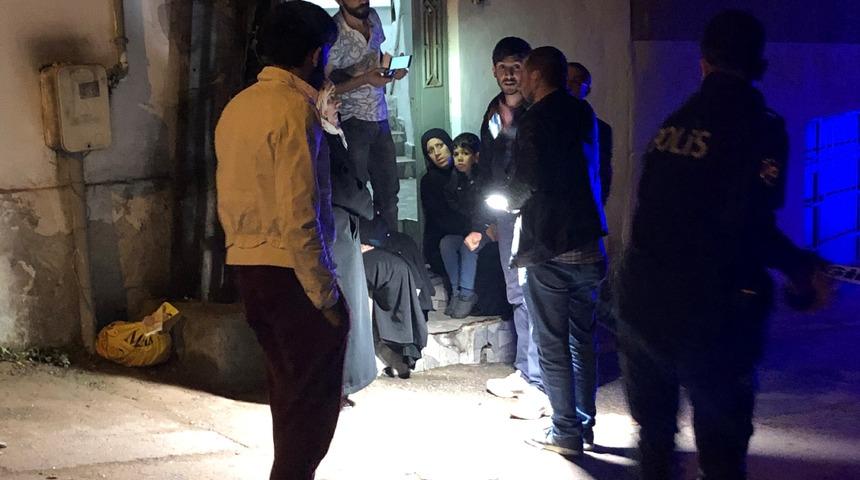 Freni boşalan tuğla yüklü kamyon evin duvarına girdi