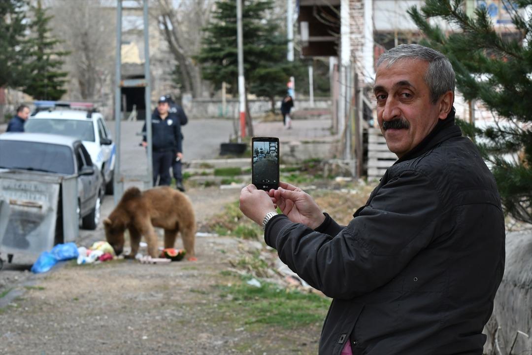 G&ouml;r&uuml;r g&ouml;rmez telefona sarıldılar: İnanılır gibi değil!