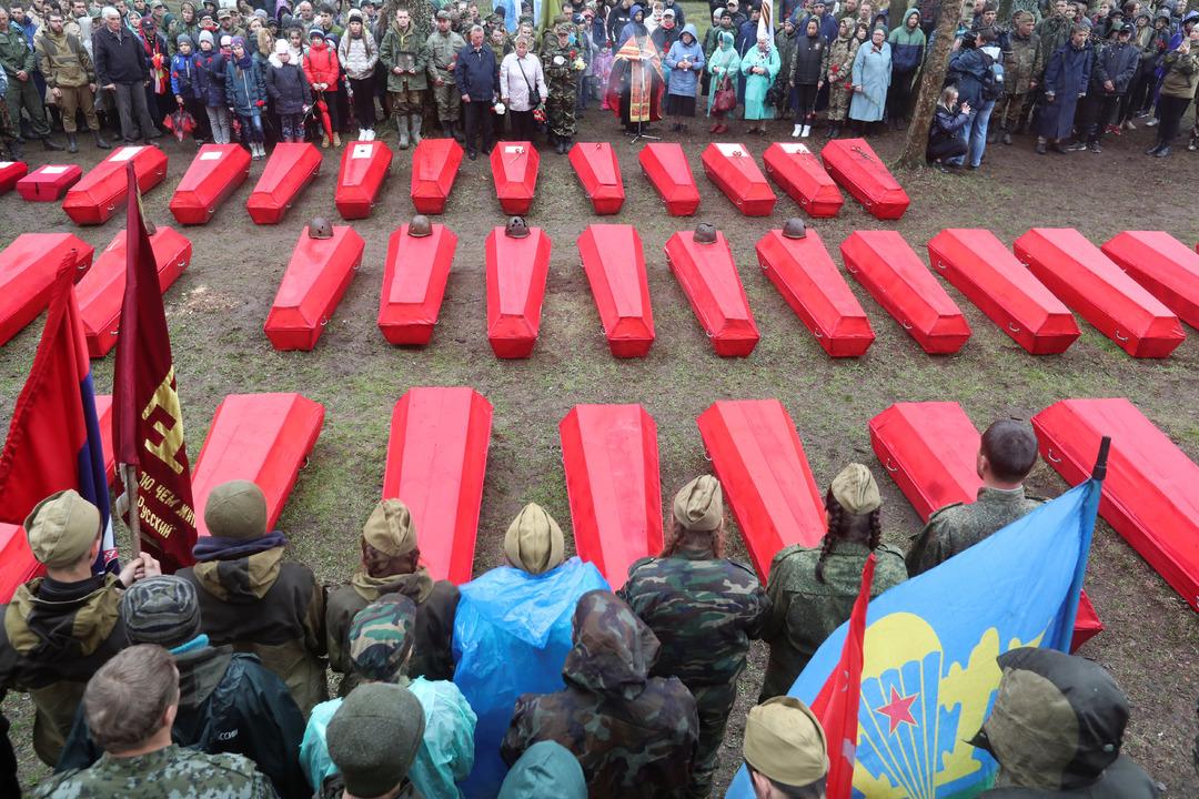 Kırmızı tabutlarla g&ouml;m&uuml;ld&uuml;ler! 