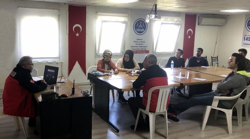 Gen&ccedil;lik Merkezi ve Sakrad işbirliği ile amat&ouml;r telsizcilik ve mors eğitimi verildi