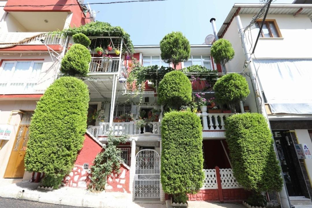 Buca&rsquo;nın balkonları yarışıyor