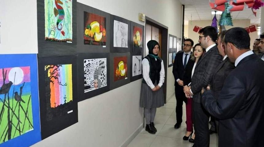 Demirözü’nde ortaokul öğrencilerinden resim sergisi