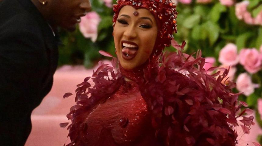 Cardi B'nin meme ucu detayı! Olay oldu