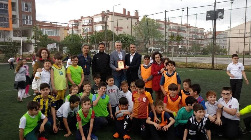 Minikler halı sahada ter d&ouml;kt&uuml;