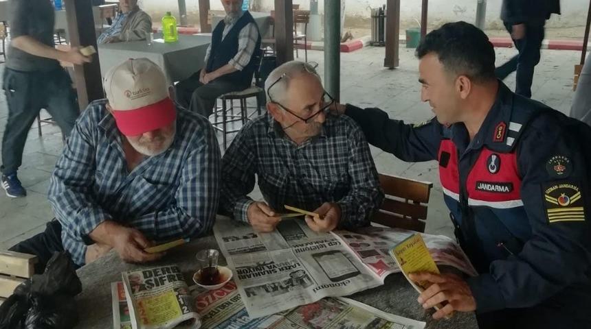 Jandarma trafik ekipleri vatandaşları bilgilendiriyor