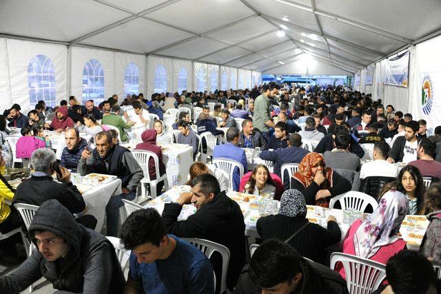 Tuzla Belediyesi, Ramazan’ın bereketini iftar çadırında misafirleri ile paylaşıyor