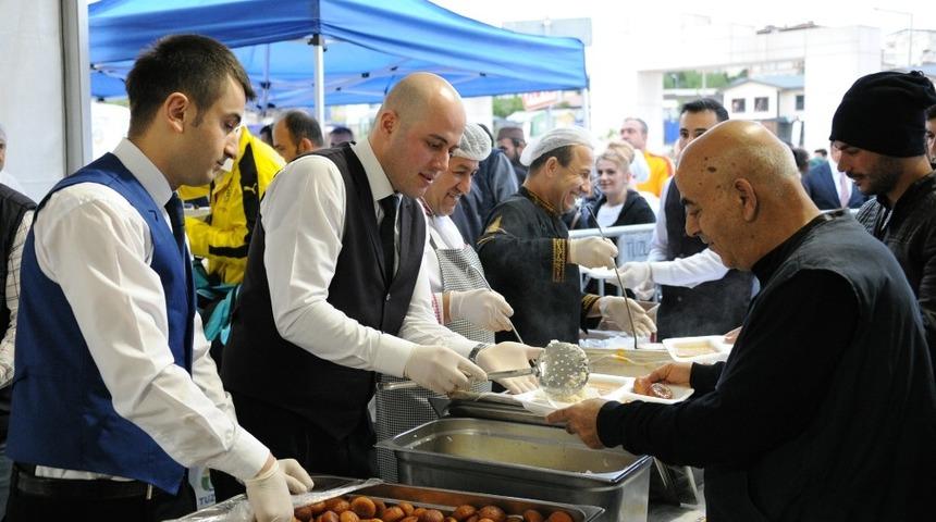 Tuzla Belediyesi, Ramazan&rsquo;ın bereketini iftar &ccedil;adırında misafirleri ile paylaşıyor