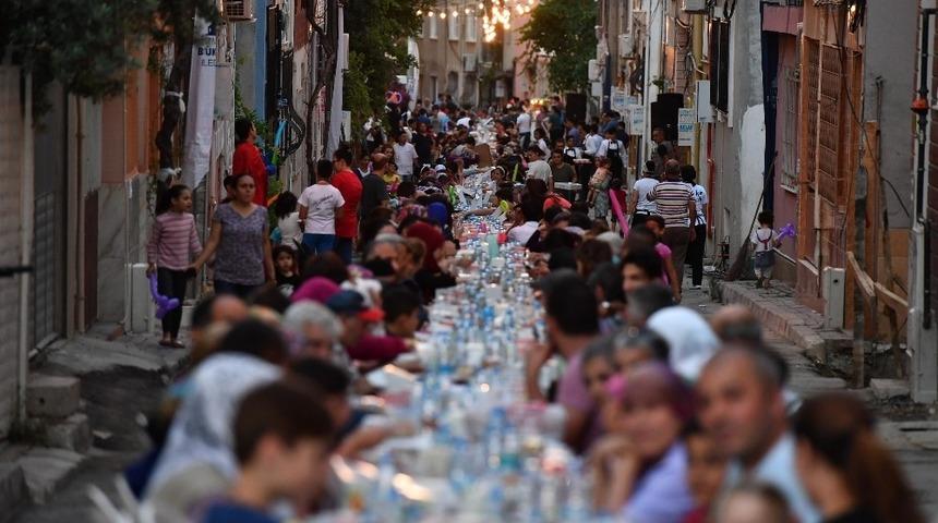 İzmir B&uuml;y&uuml;kşehir Belediyesinden Ramazan dayanışması