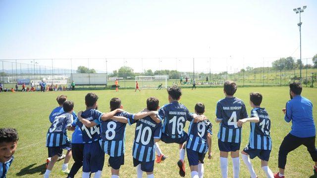 Adana Demirspor Futbol Okulu yeni yetenekler arıyor