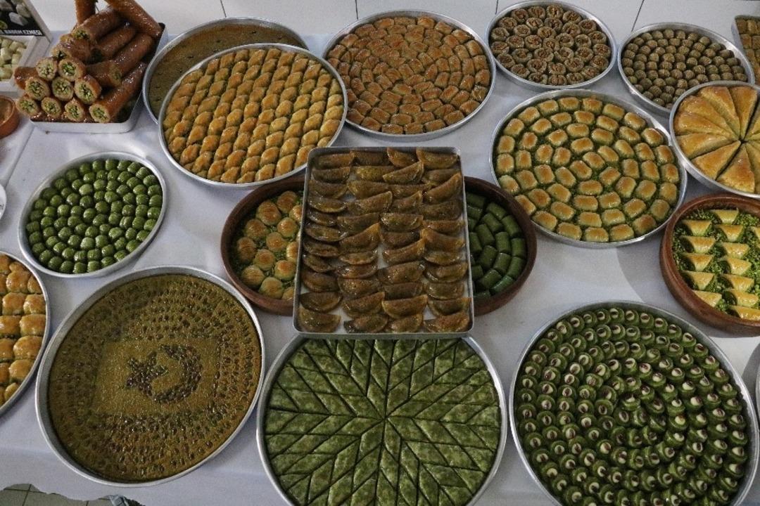 Ramazan tatlıları i&ccedil;in hummalı &ccedil;alışma