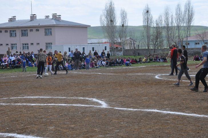 Jandarma ve öğrenciler arasında futbol maçı G2