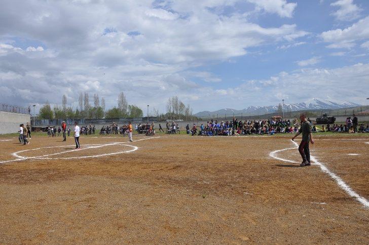 Jandarma ve öğrenciler arasında futbol maçı G3