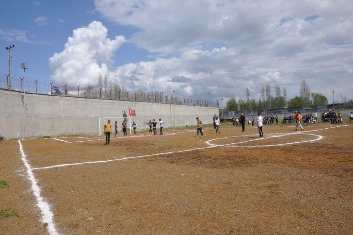 Jandarma ve öğrenciler arasında futbol maçı G4