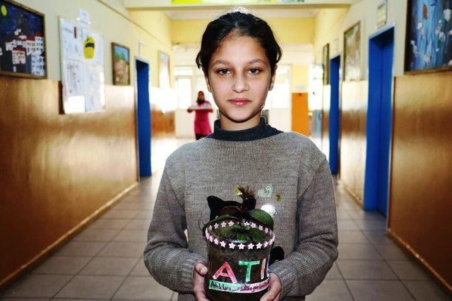 Diyarbakırlı öğrenciler atık kaplarla okullarını yeşillendiriyor