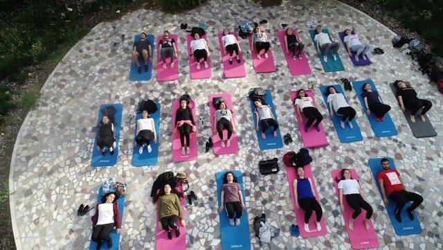 Obeziteye dikkat çekmek için yoga yaptılar