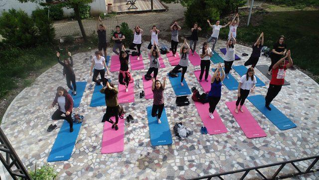 Obeziteye dikkat çekmek için yoga yaptılar