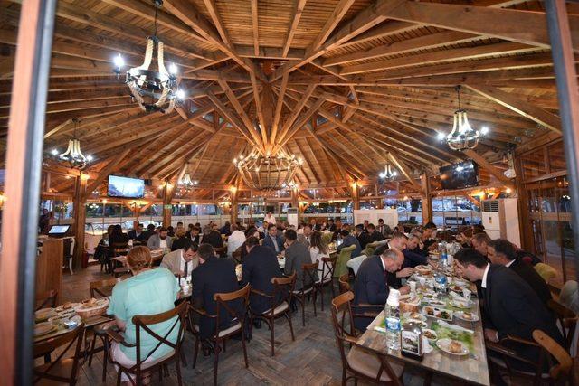 Yunusemre meclis üyeleri toplantının ardından iftar yaptı