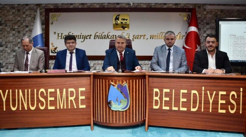 Yunusemre meclis &uuml;yeleri toplantının ardından iftar yaptı